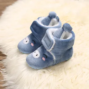 Détail des bottes de neige bleues pour bébé avec doublure polaire et motif cochon