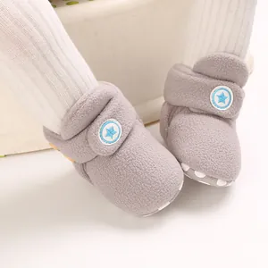 Detail van grijze fleece babysneeuwlaarzen met een blauwe ster voor de winter.