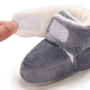 Détail de la sangle velcro réglable et de la doublure en peluche des bottes de bébé
