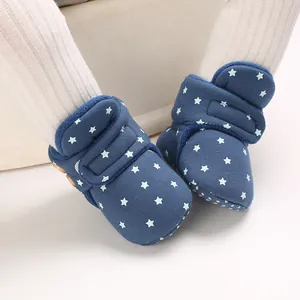Primer plano detallado de botas de nieve azul marino para bebé con estrellas blancas y forro