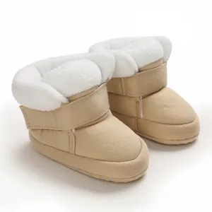 Detailweergave van beige baby winterschoenen met zachte zool en warme pluchen voering.