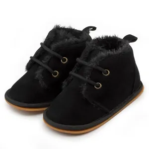 Detailansicht der schwarzen Baby-Winterstiefel mit warmem Kunstfell und Gummisohle