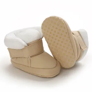 Detailweergave van beige babyboots met zachte zool, imitatiebontvoering en antislipstippen