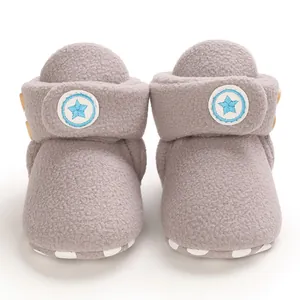 Stivaletti da neve in pile grigio per neonati con stella blu e suole morbide per l'inverno.