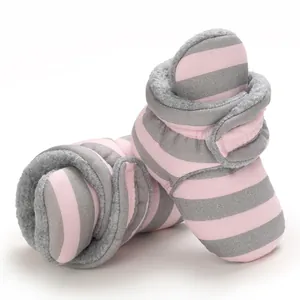 Detailansicht der rosa-grau gestreiften Baby-Schneestiefel mit gemütlichem Fleecefutter.