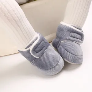 Gros plan de bottes de neige bleu pour bébé en velours côtelé avec doublure polaire