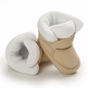 Detailweergave van zachte beige babylaarzen met warme witte fleecevoering en klittenband.