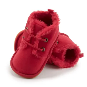 Nahaufnahme von warmen, fleecegefütterten roten Lauflernschuhen mit Gummisohle