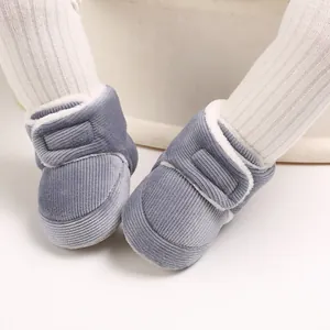 Détail rapproché des bottes d'hiver en velours côtelé bleu avec doublure en peluche
