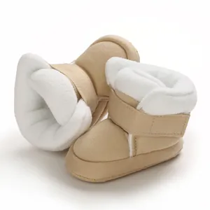 Detailopname van babywinterschoenen met zachte zool en warme fleecevoering