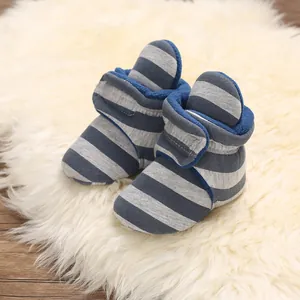 Weiche, fleecefutter Baby-Schneestiefel mit blau-grauen Streifen auf Pelzteppich