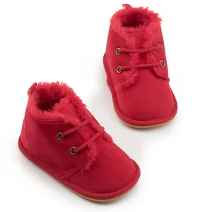 Detailansicht der roten Baby-Winterstiefel mit weichem Kunstfellfutter und rutschfester Sohle