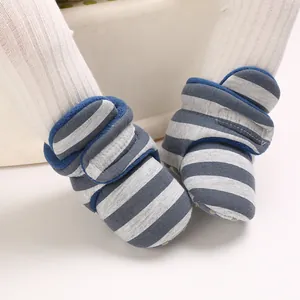 Detaillierte Nahaufnahme von warmen Baby-Winterstiefeln mit blau-grauen Streifen und weichen Sohlen