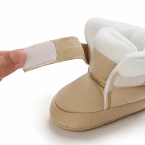 Detailopname van kaki katoenen babyschoen met fleece voering en klittenbandsluiting