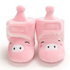 Bottes de neige bébé en peluche rose avec un joli motif de visage de cochon