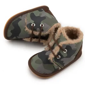 Detailansicht der Baby-Winterstiefel mit Camouflage-Muster und weichem Plüschfutter