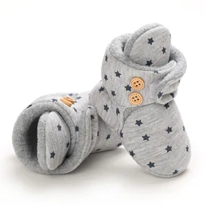 Botas de nieve cálidas para bebés con forro polar y patrón de estrellas para el invierno.