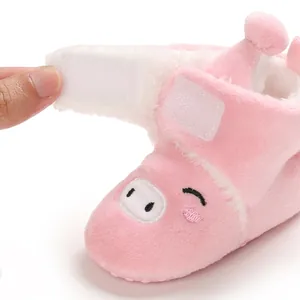 Détail de bottes de neige roses pour bébé avec fermeture velcro et doublure polaire