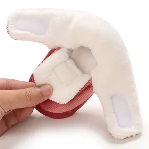 Détail en gros plan de la doublure en peluche blanche douce d'une chaussure d'hiver bébé