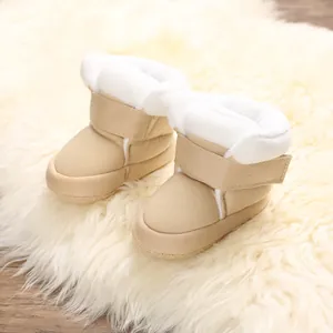 Detailweergave van kaki baby winterlaarzen met witte imitatiebontvoering en klittenband