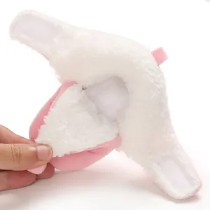 Détail de la doublure en polaire douce et du velcro sur les bottes de neige pour bébé