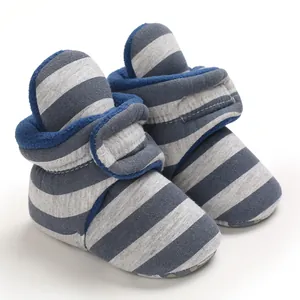 Warme blau-grau gestreifte Babyschuhe mit weichem Fleecefutter und Klettverschluss