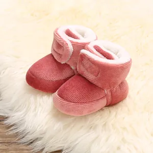 Détail de la texture du velours rose et de la doublure en polaire blanche douce