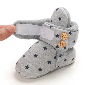 Detalle de botas para bebé con forro de felpa suave y cierre de velcro ajustable.