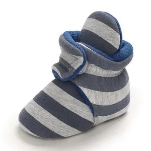 Nahaufnahme eines gestreiften Baby-Winterschuhs mit weichem blauem Fleecefutter für Kleinkinder
