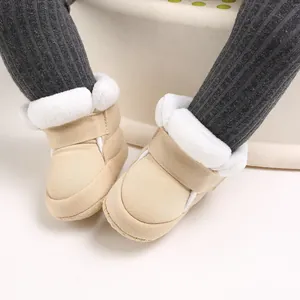 Detail van beige baby winterschoentjes met zachte zool en fleece voor baby's van 0-1 jaar