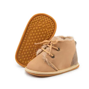 Detailansicht von warmen Lauflernschuhen für Babys mit Kunstfellfutter und Gummisohle.