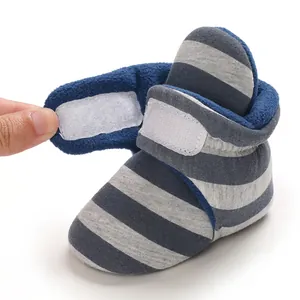 Detailansicht eines warmen Babyschuhs mit Klettverschluss und weichem Fleecefutter