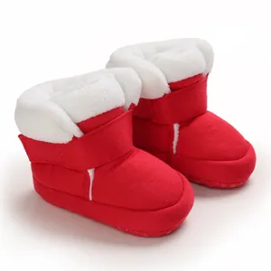 Zachte rode baby winterschoentjes met witte imitatiebontvoering en klittenbandsluiting