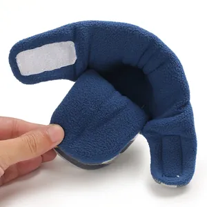 Nahaufnahme des warmen blauen Fleecefutter und Klettverschlusses bei Babyschuhen
