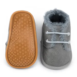 Detailansicht warmer, fleecegefütterter Lauflernschuhe mit rutschfesten Gummisohlen