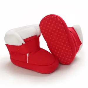 Rode zachte babykatoenen laarzen met witte pluche voering voor baby's van 0-1 jaar oud.