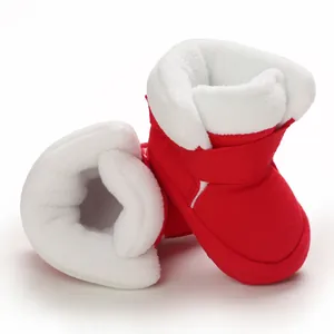 Close-up van zachte rode babyboots met warme witte fleecevoering voor de winter
