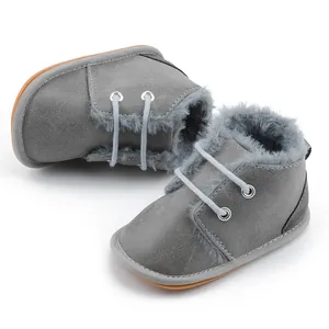 Detailansicht grauer Baby-Winterstiefel mit warmem Fellfutter und rutschfester Gummisohle