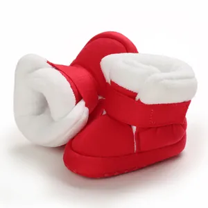 Detailweergave van rode babylaarzen met zachte witte fleecevoering en klittenbandsluiting