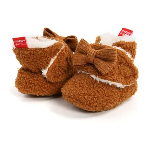 Detailansicht brauner Plüsch-Babystiefel mit weichem Fleecefutter und Schleife