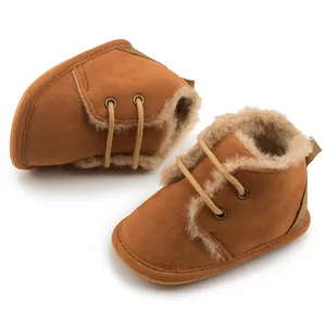 Detailansicht des warmen Kunstfellfutters und Wildleder-Materials für Baby-Winterstiefel
