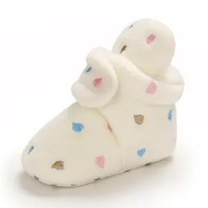 Scarponcino invernale in peluche per neonati con cuori ricamati, 0-1 anni.