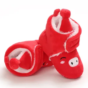 Zoom sur les bottes en peluche rouge pour bébé avec motif cochon et doublure chaude