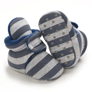 Warme grau-blau gestreifte Babyschuhe mit weichem Fleecefutter und rutschfester Sohle.