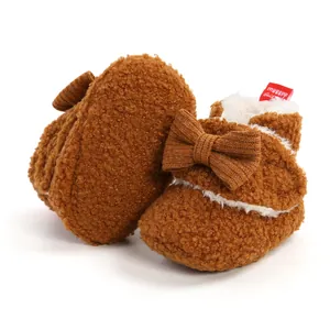 Detailansicht der braunen Baby-Winterstiefel mit Schleife und weichem Futter