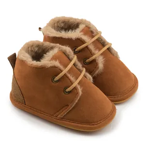 Detailansicht des weichen Kunstfellfutters brauner warmer Baby-Winterschuhe