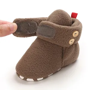 Vista dettagliata dello stivaletto in pile marrone per neonati con chiusura in velcro