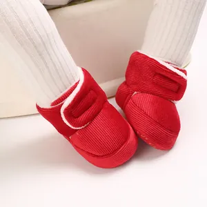 Gros plan de bottes d'hiver rouges pour bébé avec doublure en polaire douce