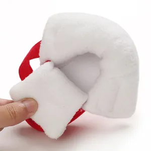 Detailopname van de zachte pluche voering en warme textuur van rood-witte baby winterschoenen