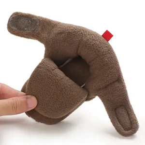 Dettaglio stivaletto da neve per neonato in peluche marrone con suola morbida e velcro